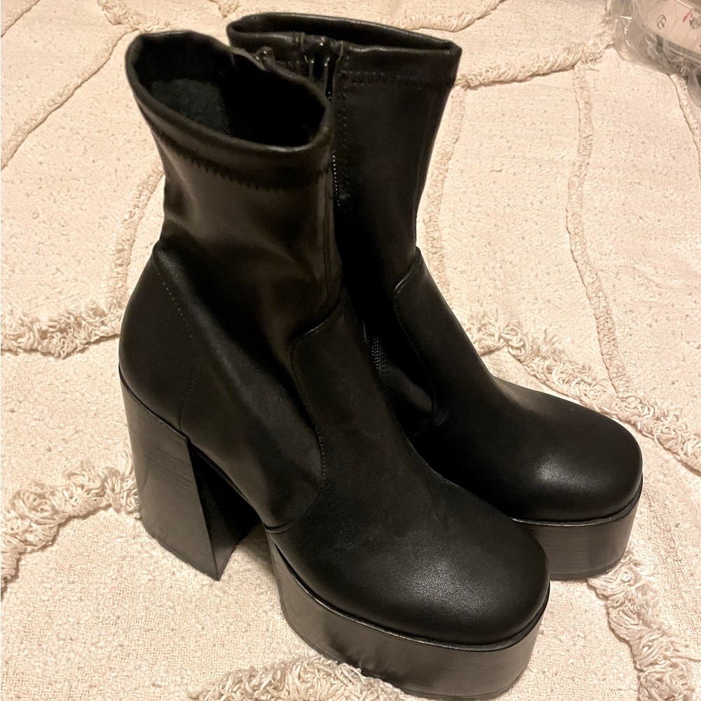 Kyana platform ankle boot NWOT